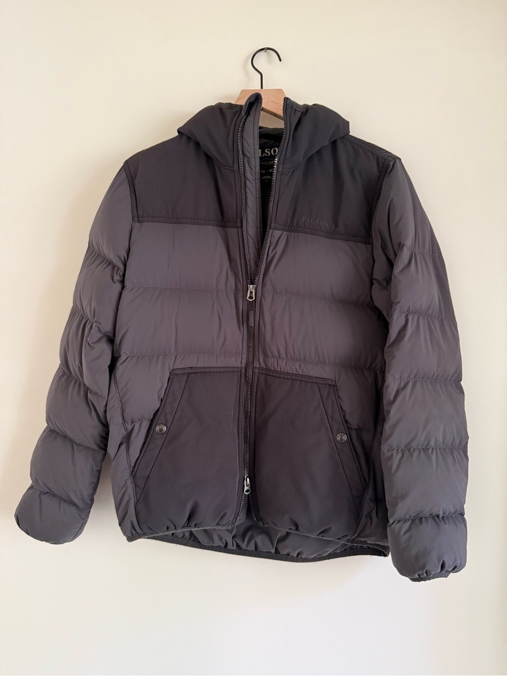 Filson Women's Featherweight Down
Jacket Faded Black Gray Goose Down, Size-Large